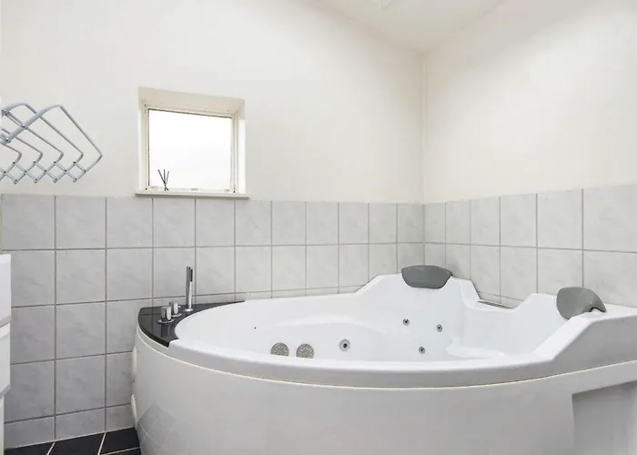 7 Person In Struer-by Traum
